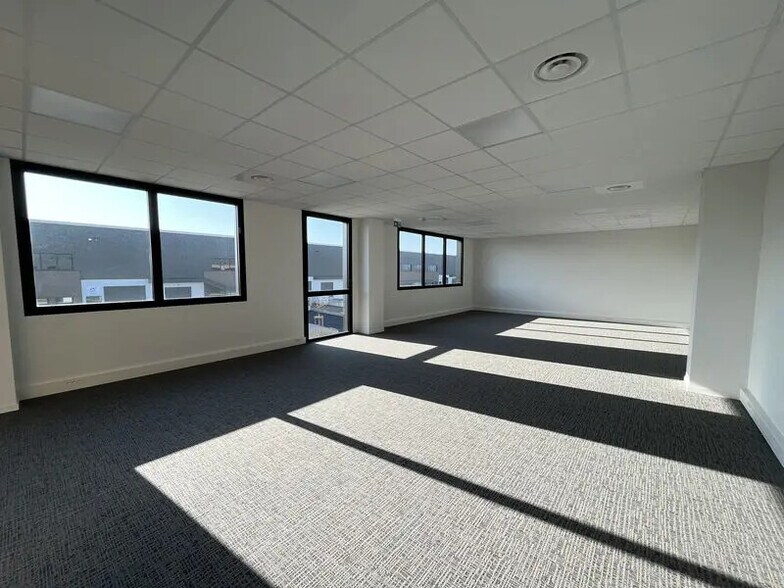Office in Saint-Priest for lease - Building Photo - Image 3 of 33