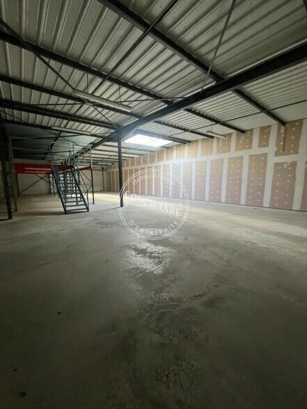 Flex in Mondouzil for lease - Interior Photo - Image 3 of 6