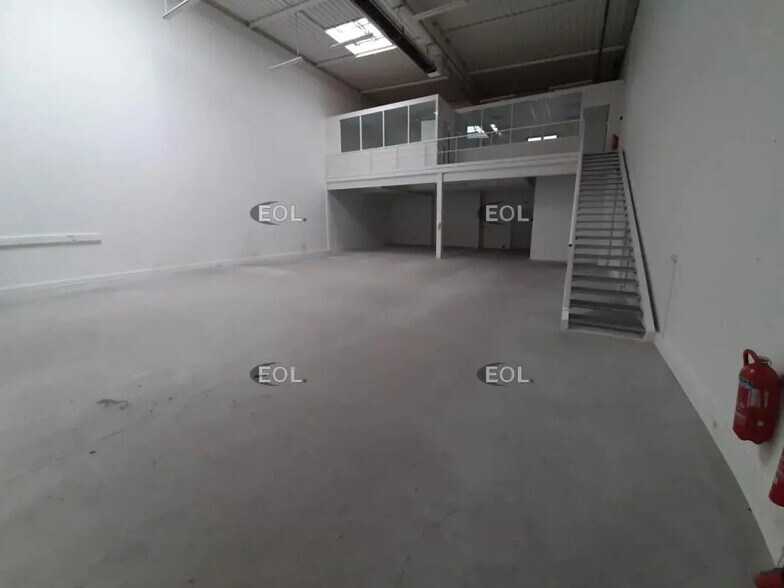Flex in Palaiseau for lease - Interior Photo - Image 1 of 6