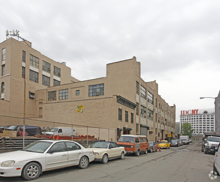 4301 Queens St, Long Island City, NY for lease - Building Photo - Image 2 of 2