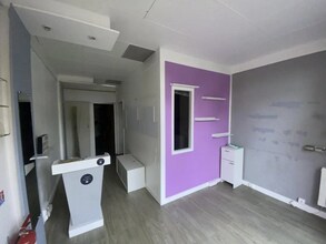 Retail in Versailles for lease Interior Photo- Image 1 of 6