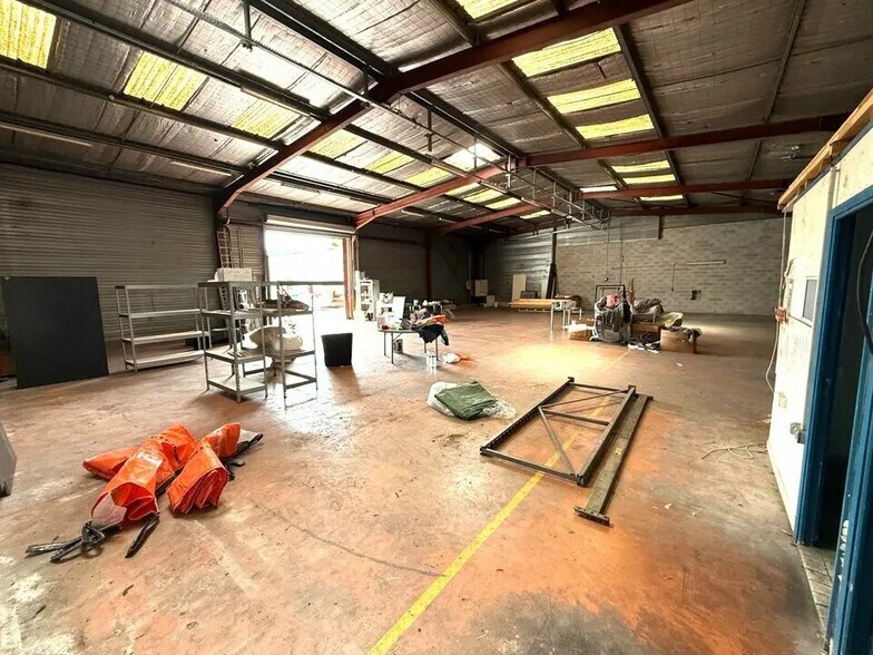 Industrial in Contes for lease - Interior Photo - Image 1 of 4
