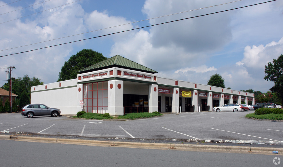 305 W Mountain St, Kernersville, NC for lease - Primary Photo - Image 2 of 5