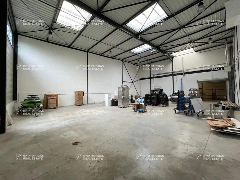 Flex in Montévrain for lease - Interior Photo - Image 2 of 6