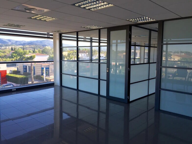 Office in ROQUEBRUNE-SUR-ARGENS for lease - Interior Photo - Image 3 of 3