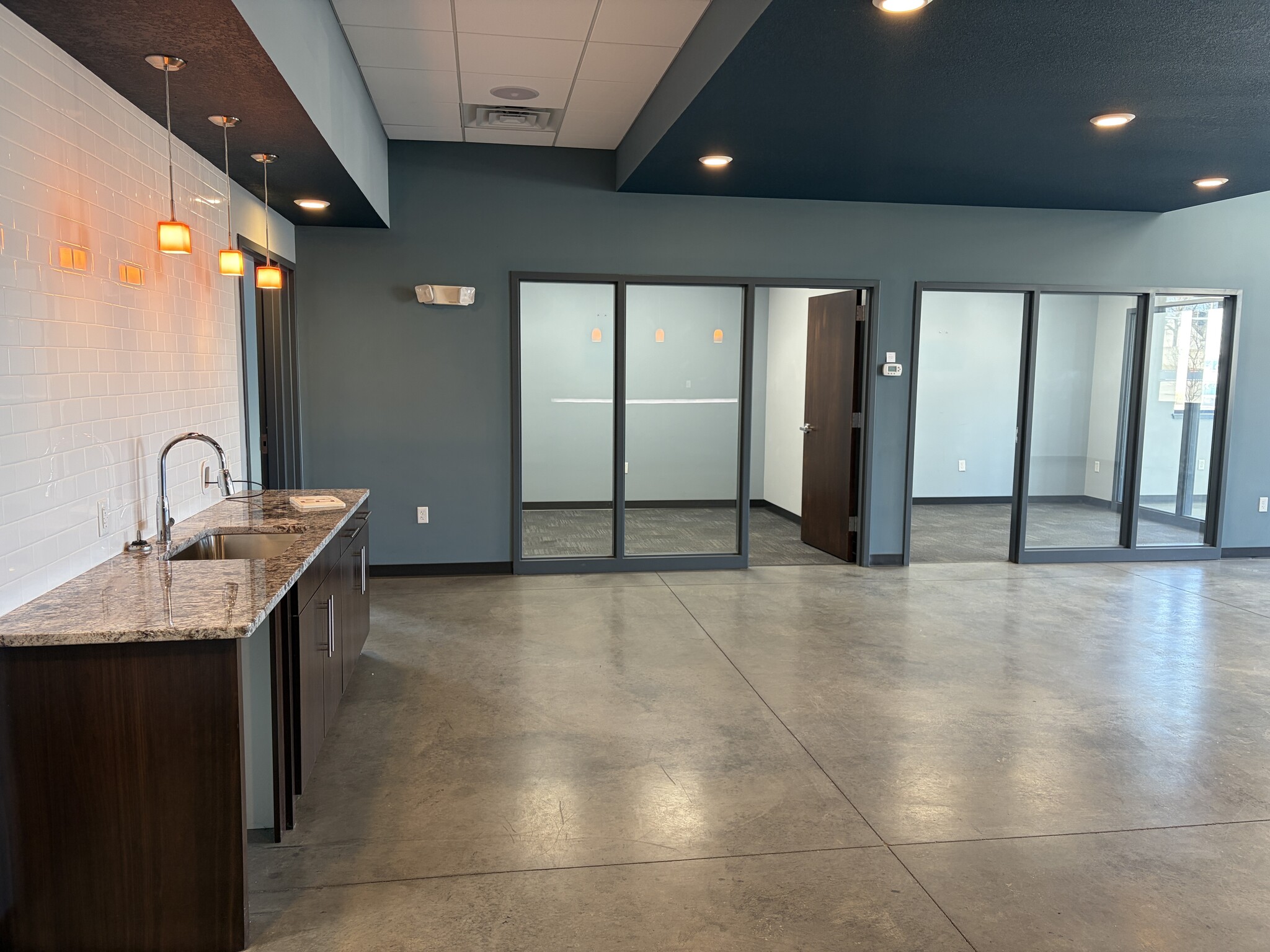 9593 N McGee St, Kansas City, MO for lease Interior Photo- Image 1 of 12
