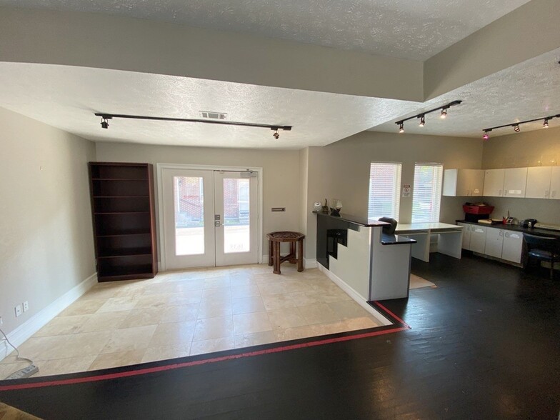 1635 Richmond Ave, Houston, TX for sale - Interior Photo - Image 1 of 16