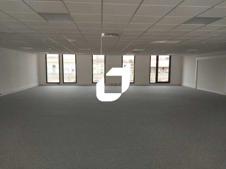 Office in Nîmes for lease - Building Photo - Image 3 of 16