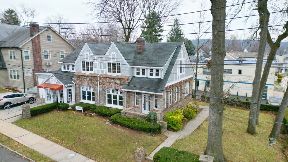 1130 Victory Blvd, Staten Island, NY for sale - Building Photo - Image 1 of 1