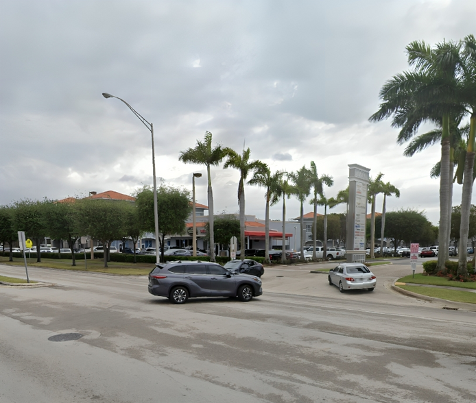 Flex in Miami, FL for lease - Building Photo - Image 2 of 4