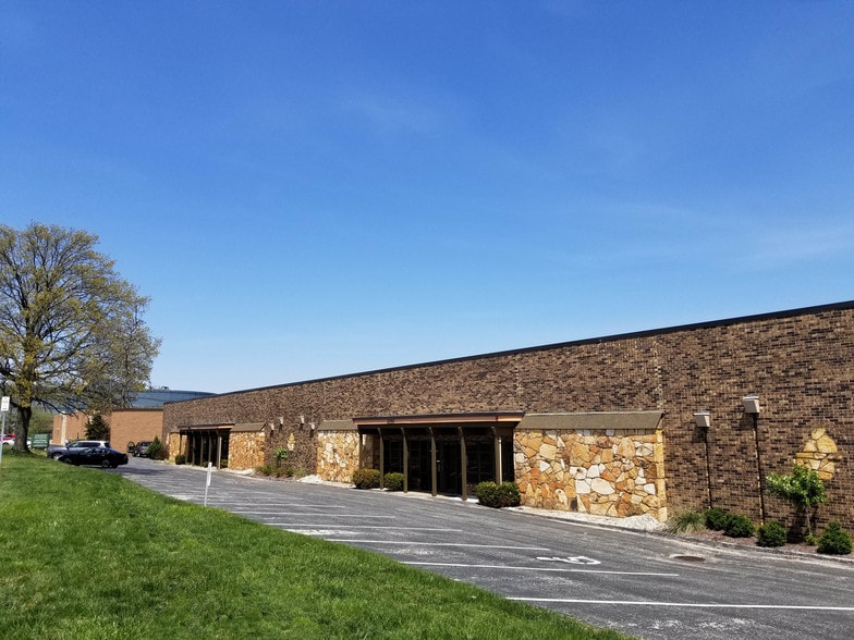 2022-2052 Congressional Dr, Maryland Heights, MO for lease - Primary Photo - Image 1 of 8