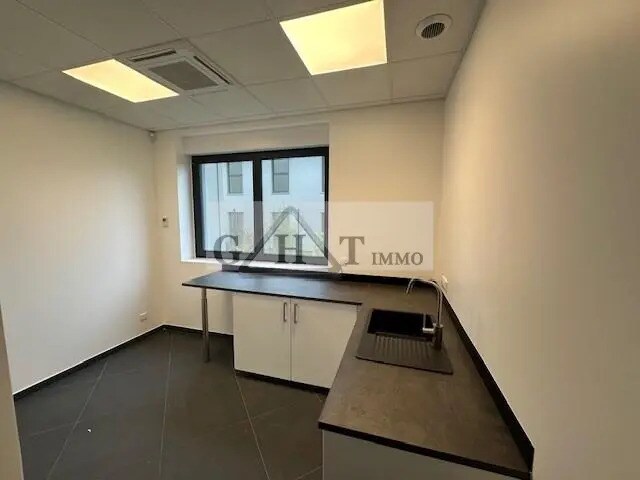 Retail in Saint-Pierre-du-Perray for lease - Interior Photo - Image 3 of 9