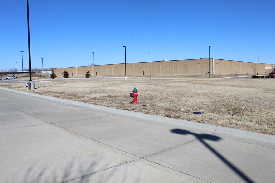 519 McCall Rd, Manhattan, KS 66502