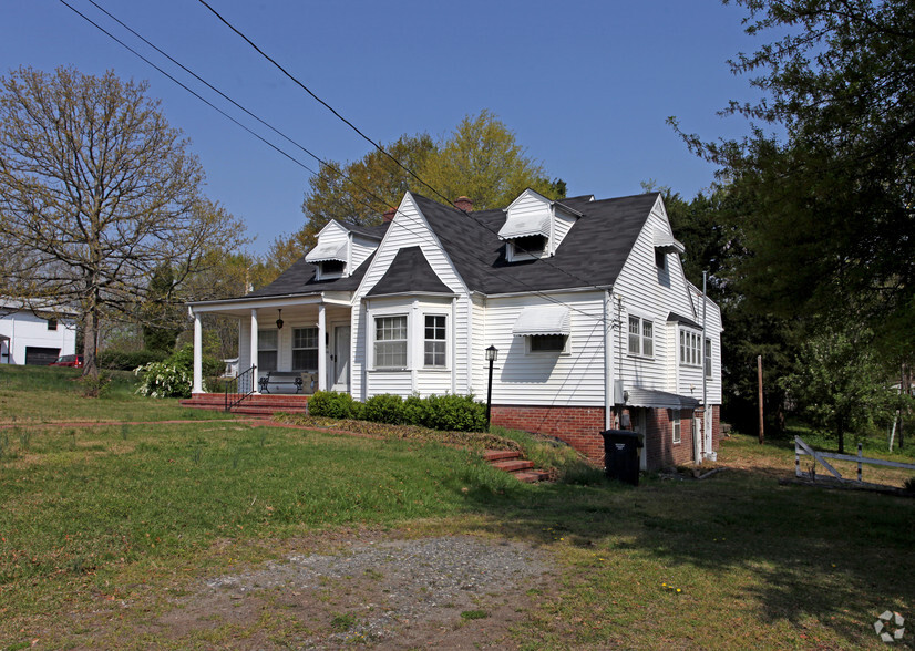 204 E Trade St, Dallas, NC for sale - Primary Photo - Image 1 of 11