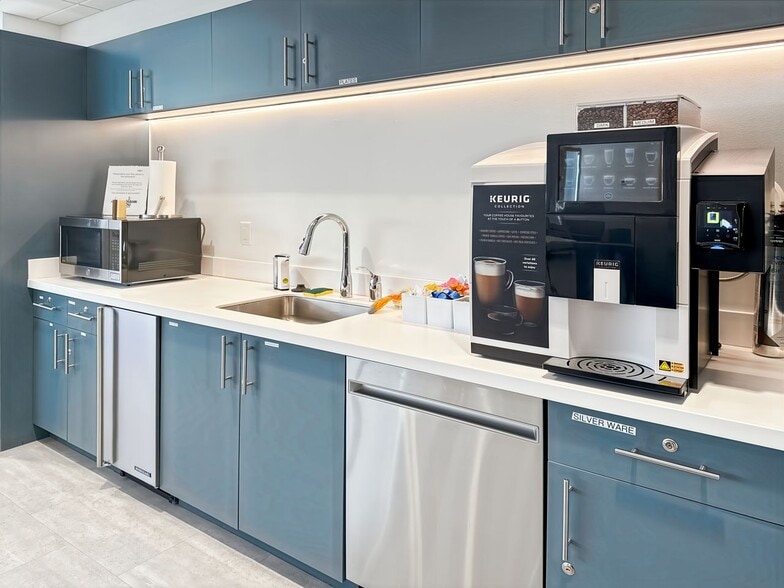 6501 Park of Commerce Blvd, Boca Raton, FL for lease - Interior Photo - Image 2 of 26