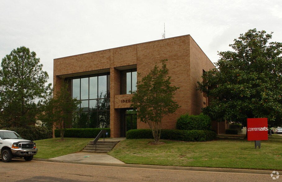1920 Dunbarton Dr, Jackson, MS 39216