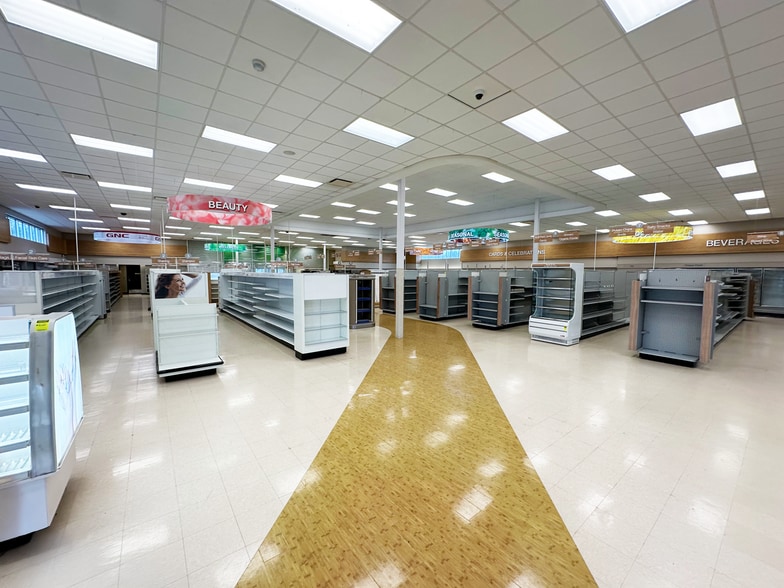 6535 Paw Paw Ave, Coloma, MI for sale - Interior Photo - Image 2 of 10