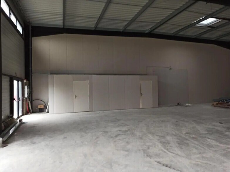 Flex in Magny-en-Vexin for lease - Interior Photo - Image 3 of 9