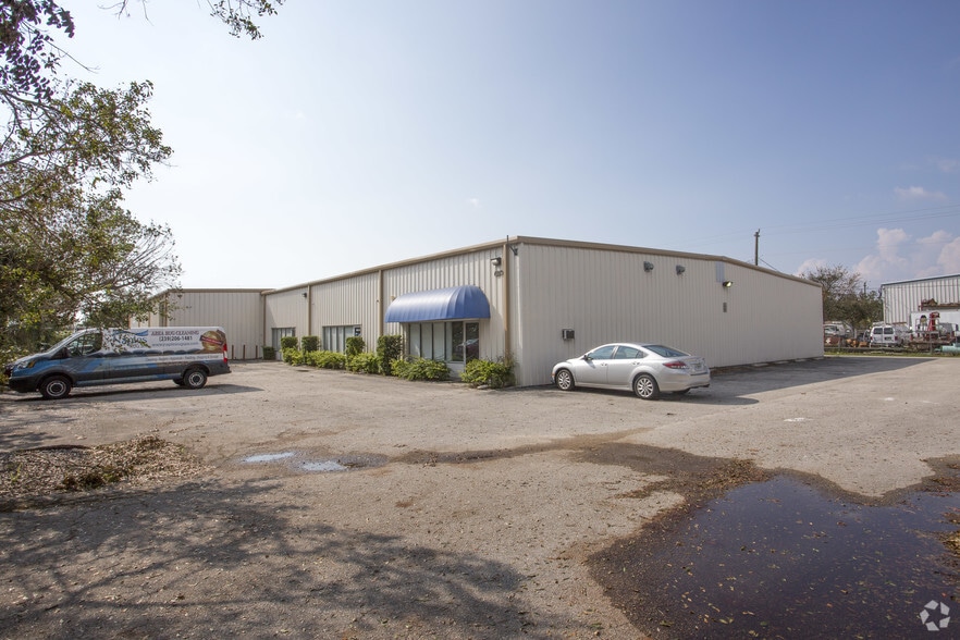 4073-4081 Mercantile Ave, Naples, FL for lease - Building Photo - Image 3 of 4