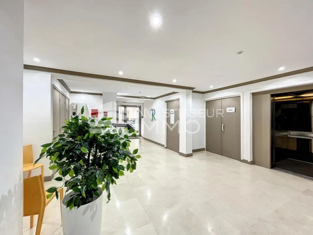 Office in Fontainebleau for lease Building Photo- Image 1 of 3