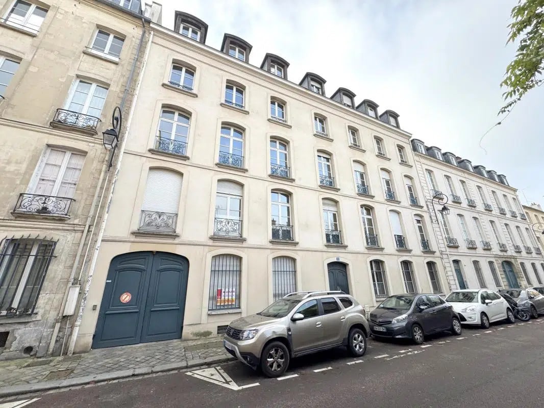 Office in Versailles for lease Building Photo- Image 1 of 14