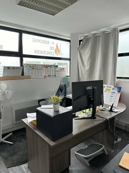 Flex in Taverny for lease - Interior Photo - Image 3 of 6