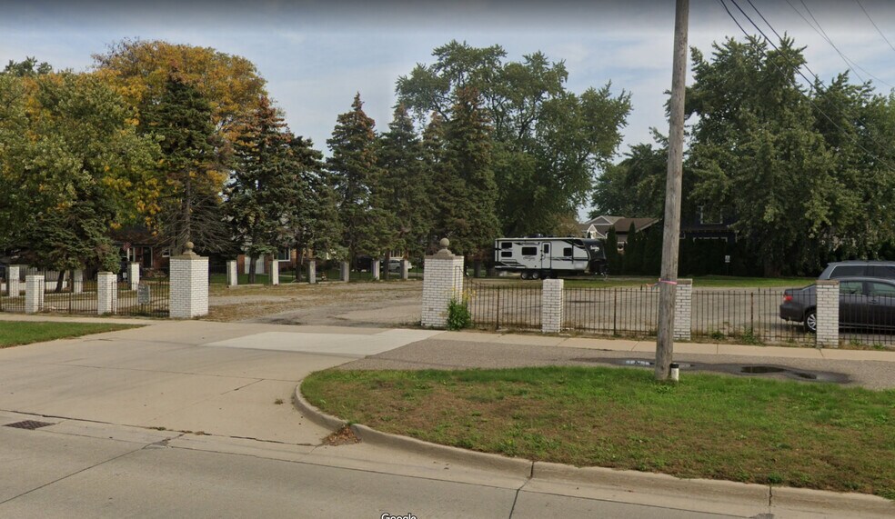 Jefferson Ave, Saint Clair Shores, MI 48081