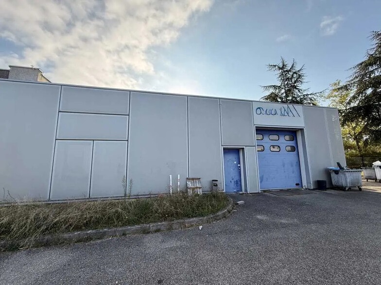 Flex in Décines-Charpieu for lease - Building Photo - Image 3 of 15