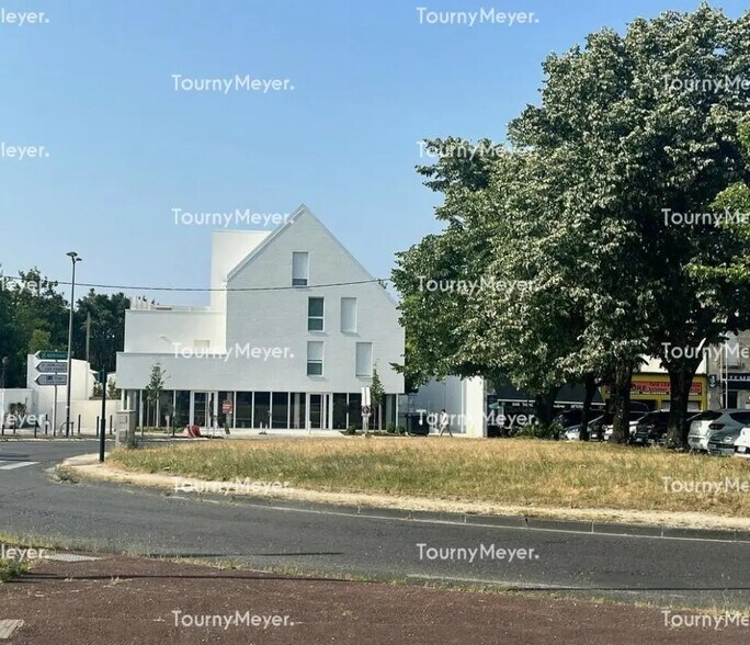 Retail in Bordeaux for lease - Building Photo - Image 2 of 3