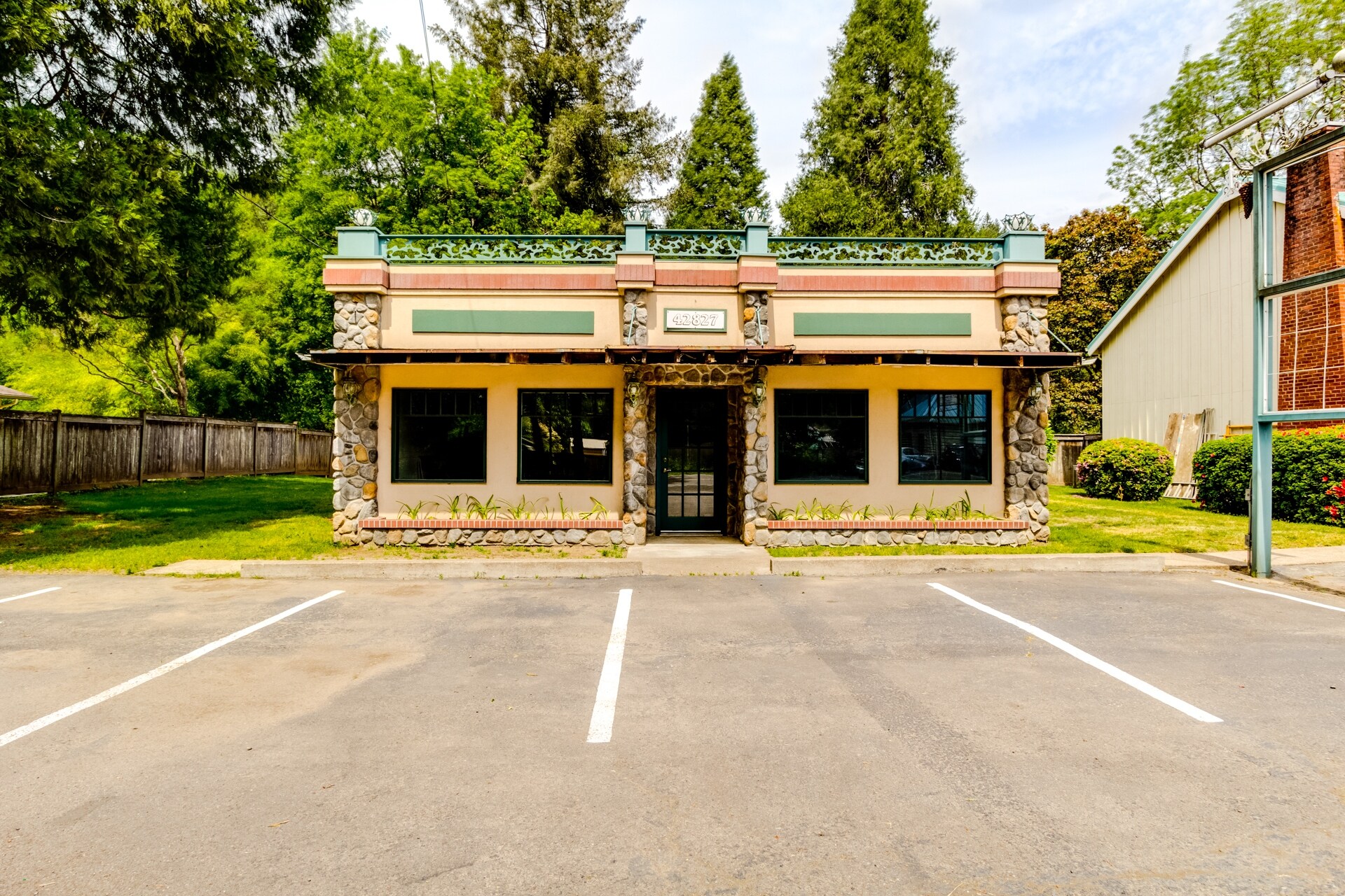42827 McKenzie Hwy, Leaburg, OR for sale Primary Photo- Image 1 of 1