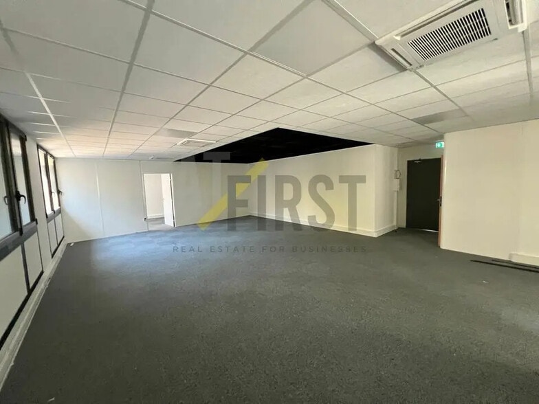 Office in Valbonne for lease - Interior Photo - Image 3 of 8