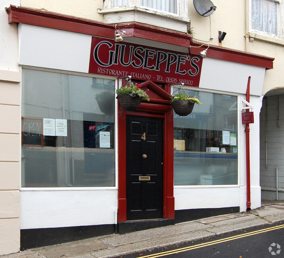 4 Wendron St, Helston, TR13 8PS