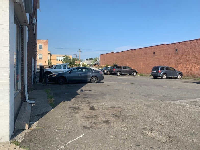 2320 Main St, Bridgeport, CT for lease - Building Photo - Image 3 of 4