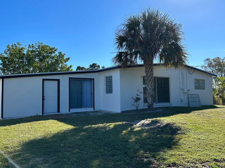 874 Dolores St, Sebastian, FL for sale - Building Photo - Image 2 of 16