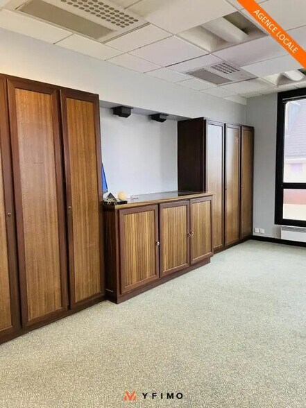 Office in Boinvilliers for lease - Building Photo - Image 2 of 12