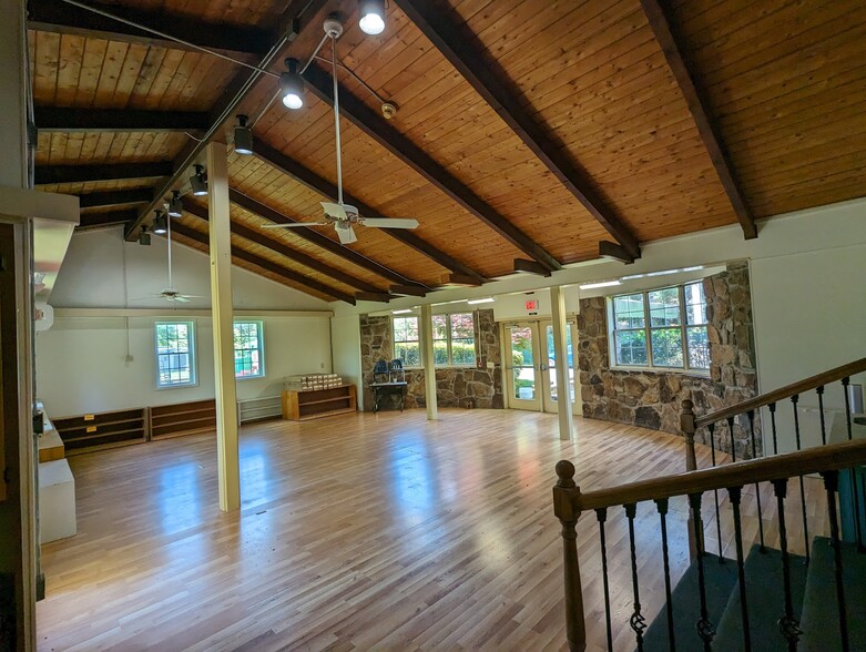 3941 Covered Bridge Rd SW, Smyrna, GA for sale - Interior Photo - Image 2 of 61