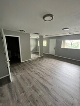 10510 SW Laurel Rd, Beaverton, OR for lease Interior Photo- Image 1 of 7