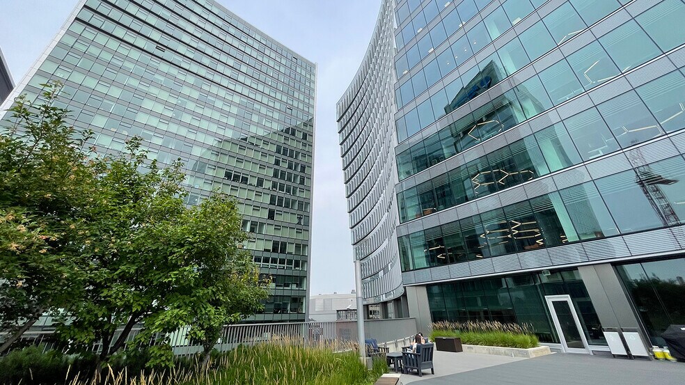 242 Hargrave St, Winnipeg, MB for lease - Building Photo - Image 1 of 8