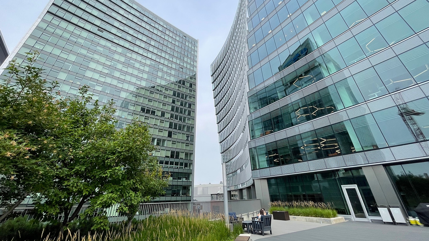 242 Hargrave St, Winnipeg, MB for lease Building Photo- Image 1 of 9