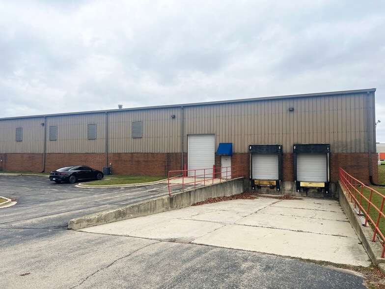 120 Kendall Point Dr, Oswego, IL for sale - Building Photo - Image 1 of 17