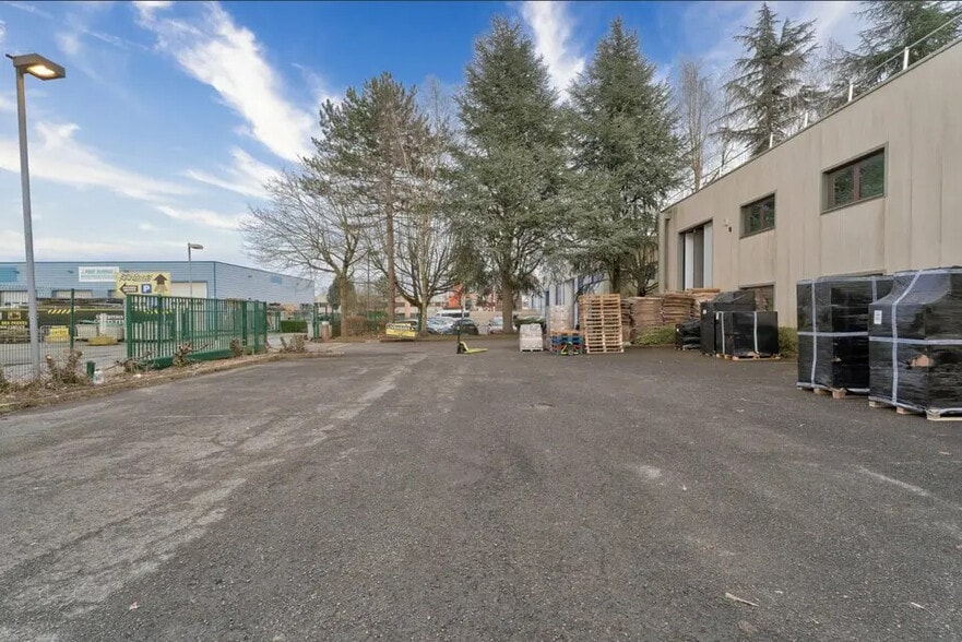 Flex in Pontault-Combault for lease - Building Photo - Image 2 of 3