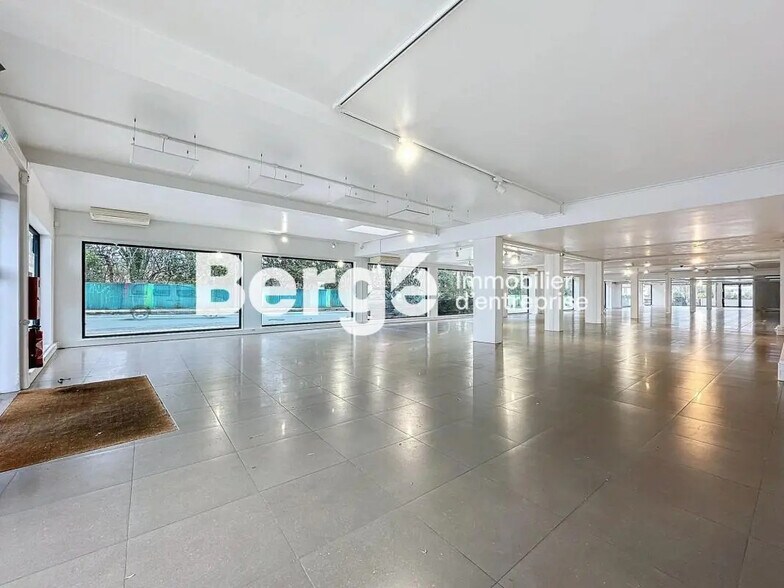 Retail in Antibes for lease - Interior Photo - Image 1 of 6