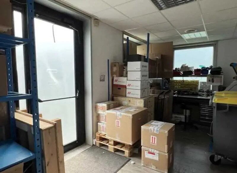 Office in Saint-Aubin for lease - Interior Photo - Image 2 of 6