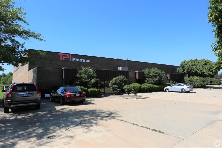 17851 Englewood Dr, Middleburg Heights, OH for lease - Building Photo - Image 1 of 4