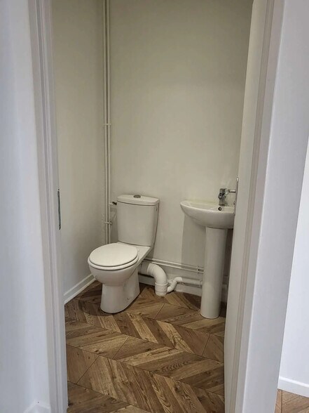 Retail in Saint-Germain-en-Laye for lease - Interior Photo - Image 3 of 6