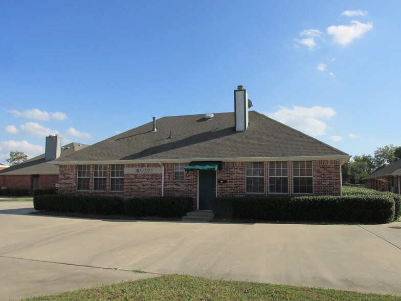 120 W Harwood Rd, Hurst, TX for sale - Primary Photo - Image 1 of 1