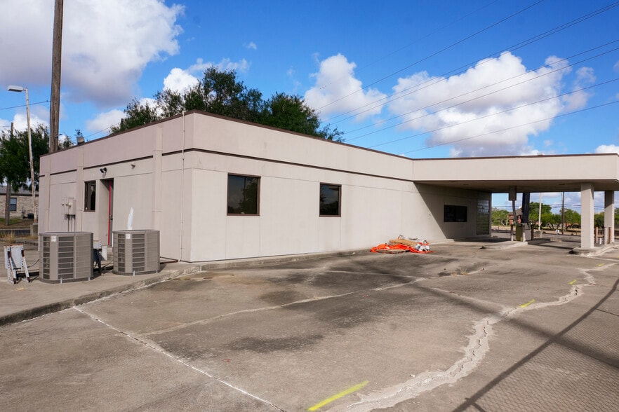 11559 Leopard St, Corpus Christi, TX for lease - Building Photo - Image 3 of 11