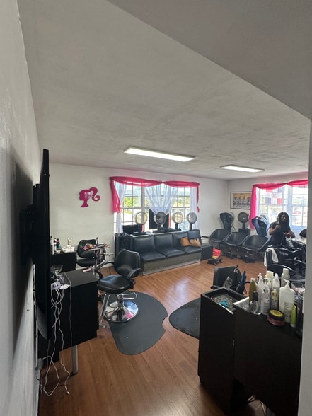 6400-6402 Pembroke Rd, Miramar, FL for sale - Interior Photo - Image 3 of 5