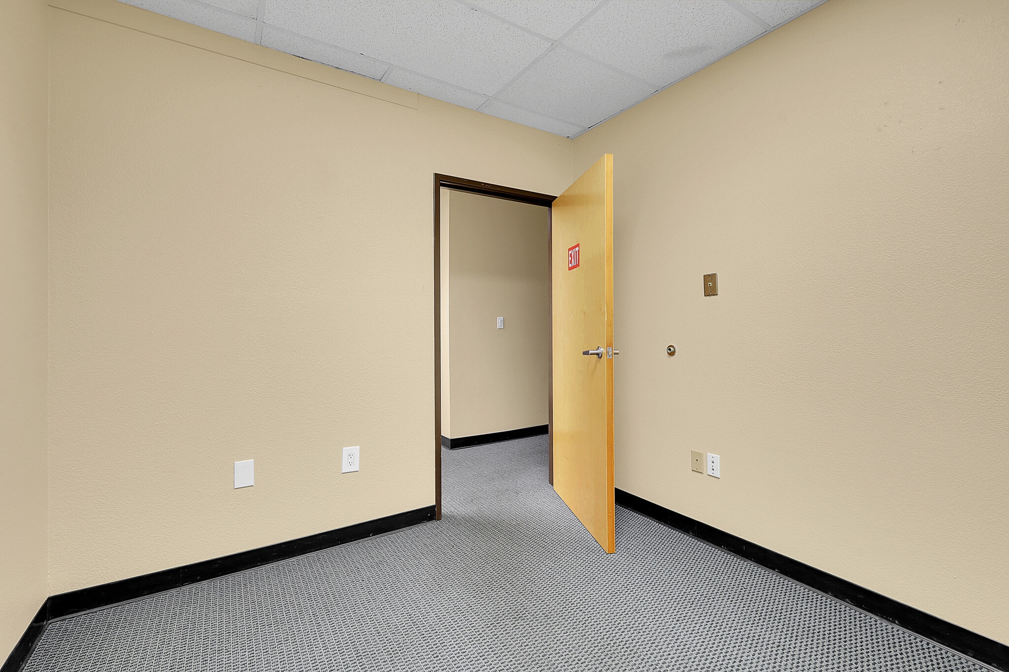 1568 Creekside Dr, Folsom, CA for lease Interior Photo- Image 1 of 1