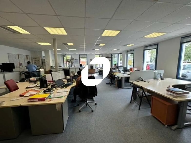 5 Rue Hans List, Croissy-sur-Seine for lease - Interior Photo - Image 1 of 8